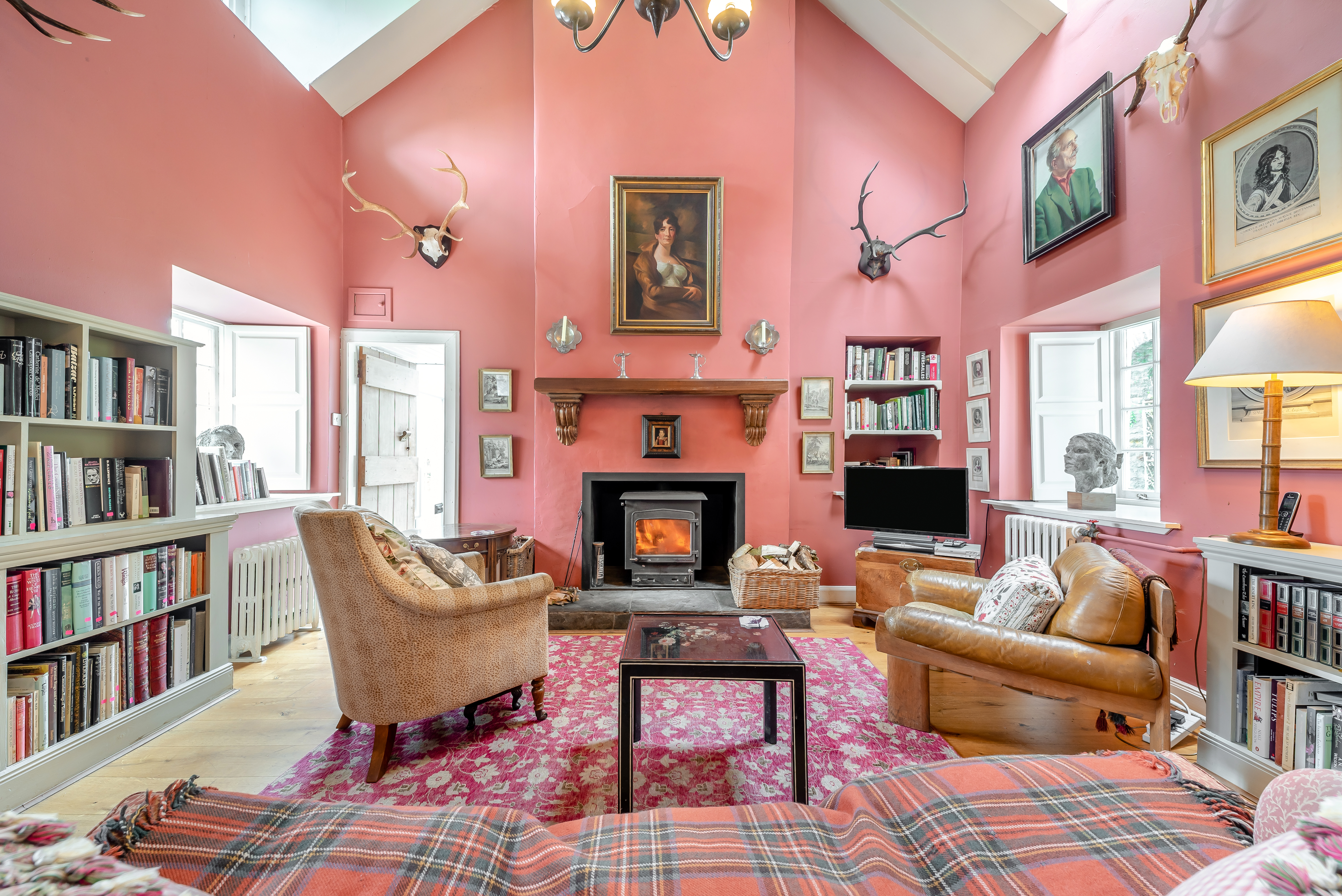 Living room featuring pink walls and leather furniture.